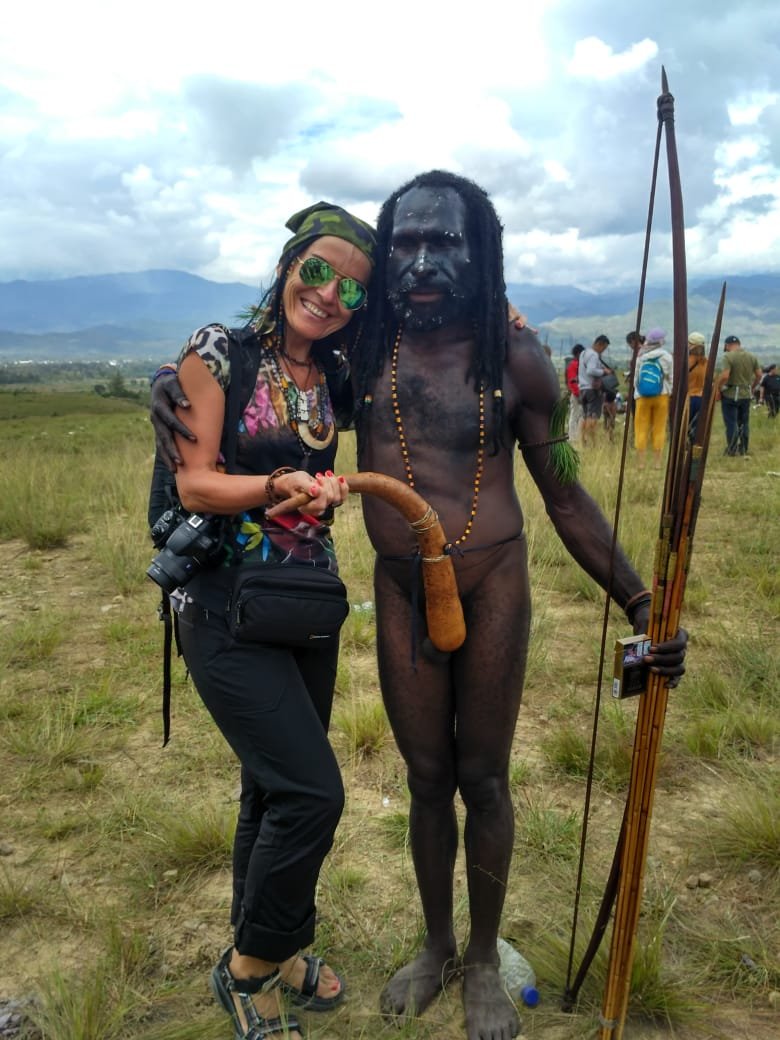 banyak wisatawan asing berfoto dengan para peserta festival