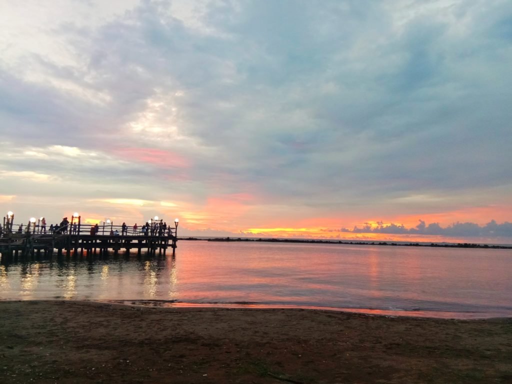 Menikmati Senja  di Pantai Akarena pantai indah lainnya di 