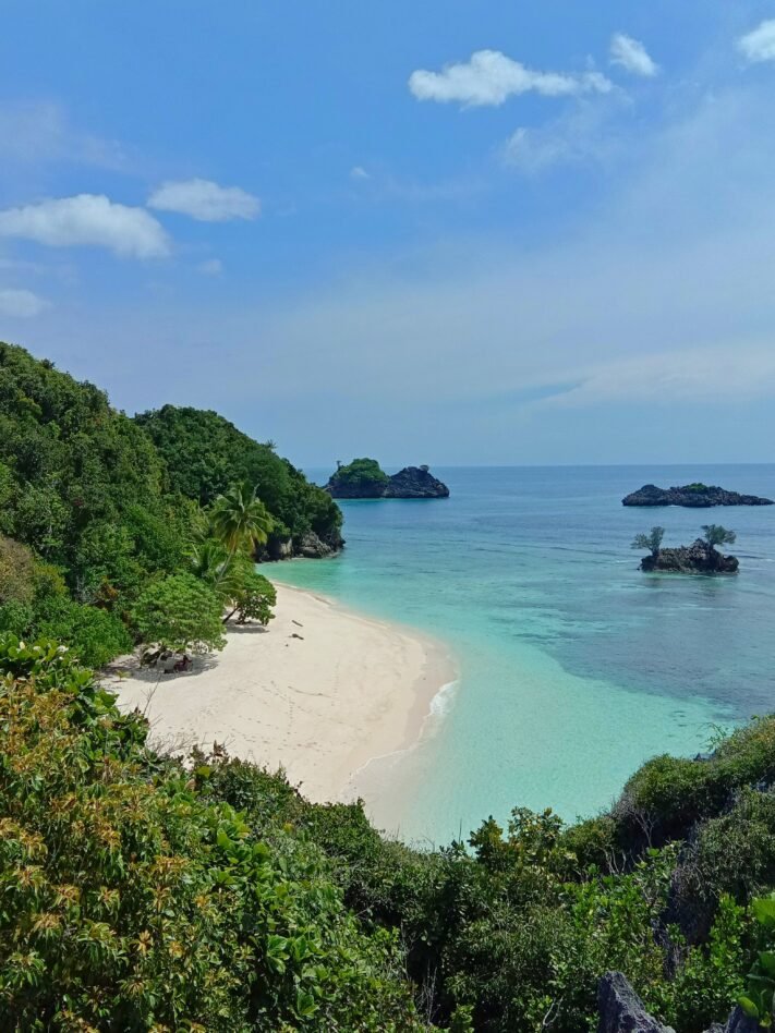 Pemandangan Pantai Kalek dari Gazebo di atas Bebatuan Karang Misool