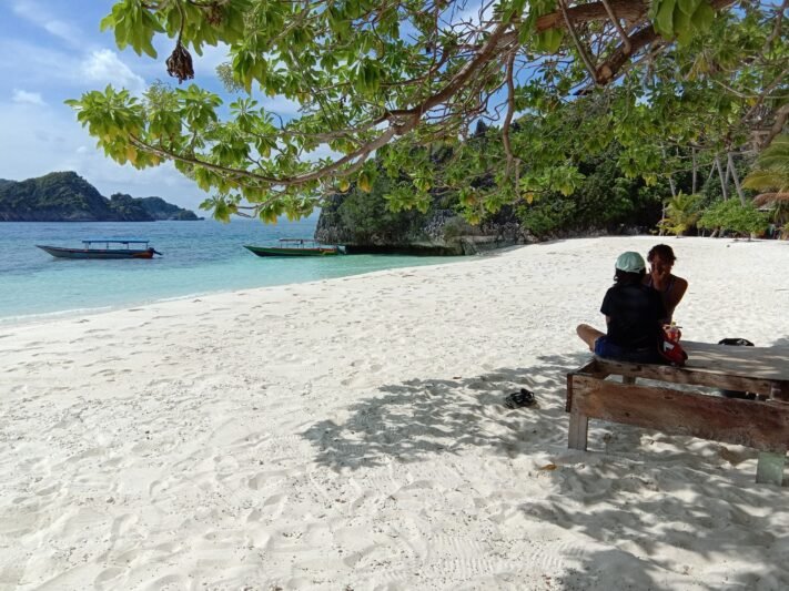 Bersantai dan menikmati indahnya Pantai Kalek