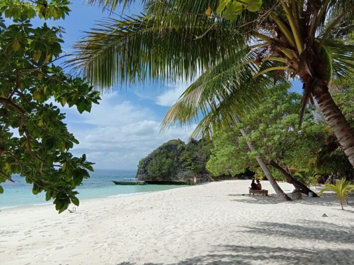 Pantai Yalek Tak berpenghuni hanya dijaga oleh petugas untuk mengawasi penyu