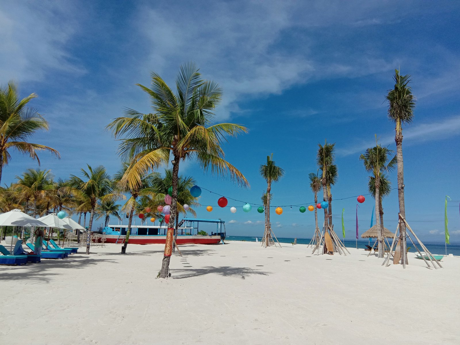 Cantiknya Pantai Mahagiri Pasir Panjangnya Nusa Lembongan