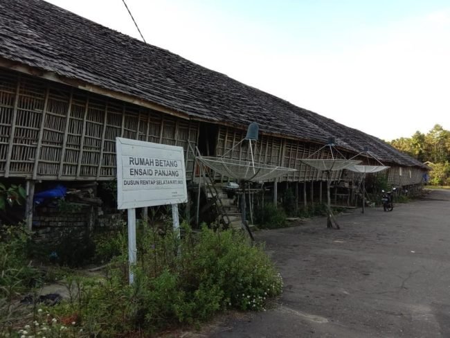 Rumah adat Dayak