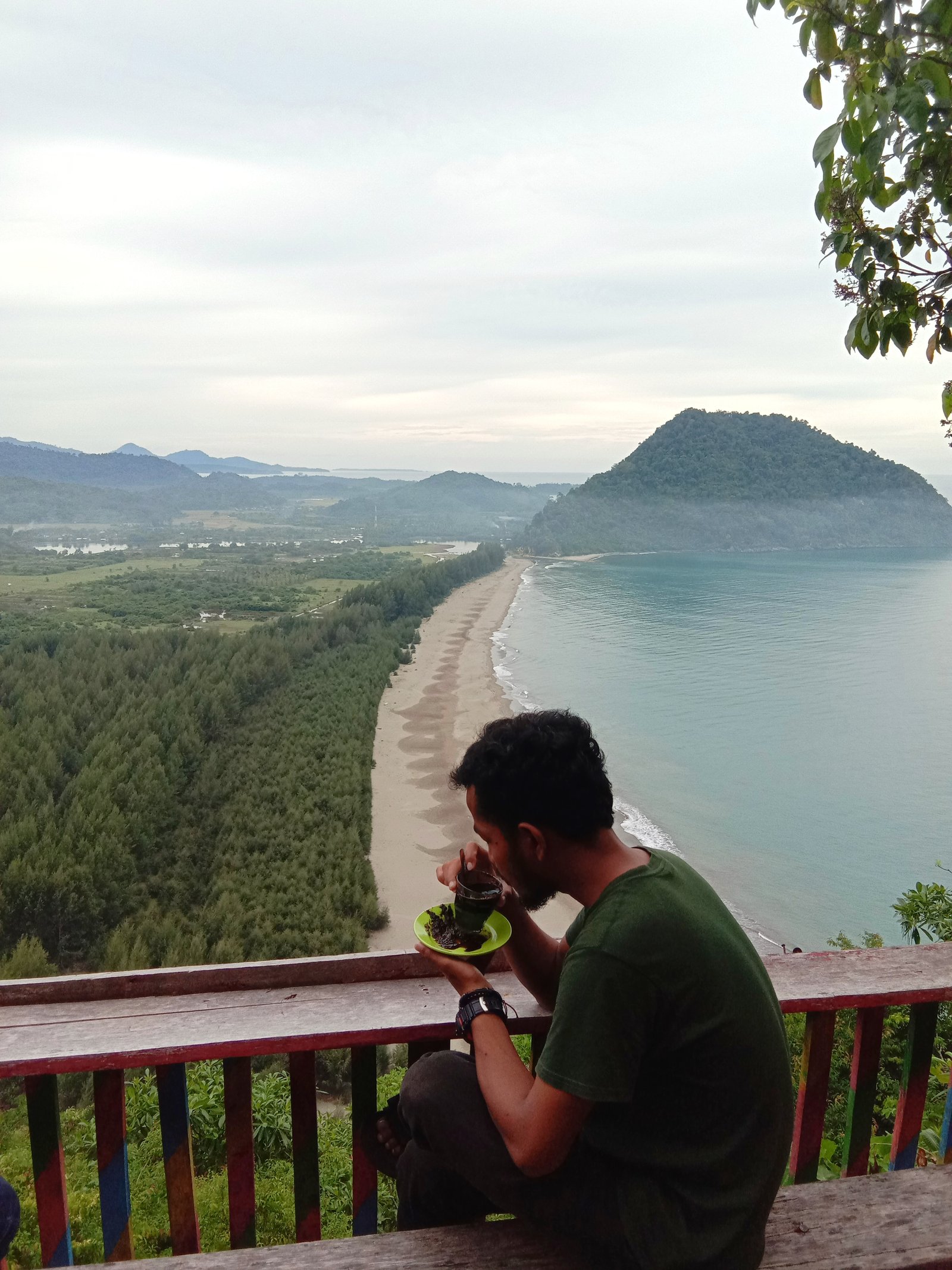 Menikmati Keindahan Samudra Hindia Dari Puncak Gunung Gruutee Aceh