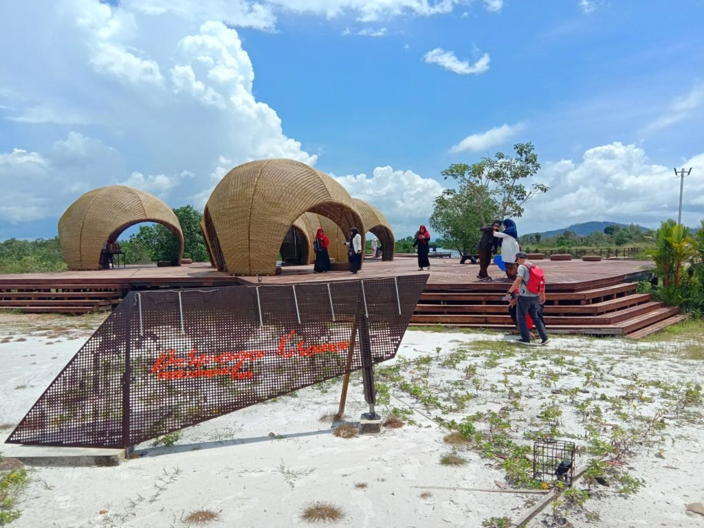 Bersantai di Dermaga Kirana Rumah Keong Belitung yang 