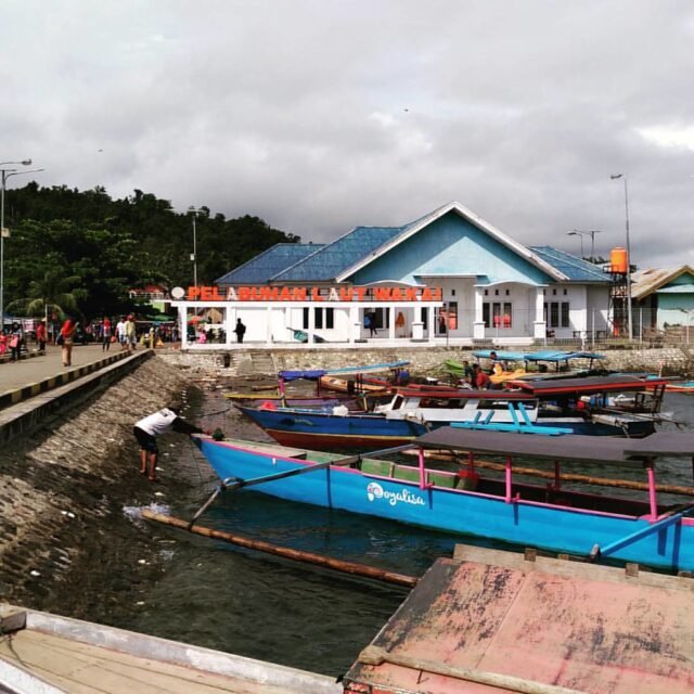 Dermaga pelabuhan Wakai Tojo Una Una