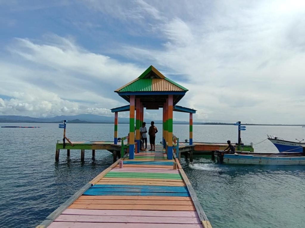 Berkunjung ke Desa Pelangi di Pulau Kolorai - KATA OMED