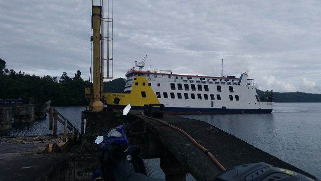 kapal ferry singgah di Pelabuhan Ferry Pananaru