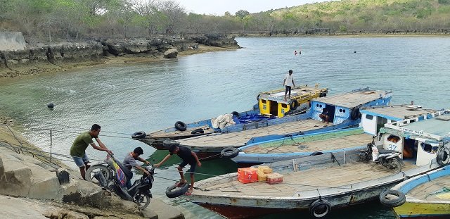 kapal kayu sandar di Pelabuhan Onan Batu Pulau Semau