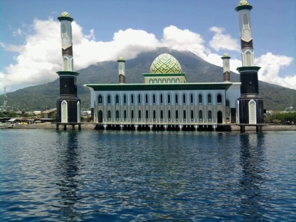 Masjid Raya Kota Ternate dari jalur pelabuhan