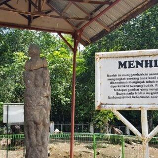 menhir di Situs Megalitikum Tinggi Hari I