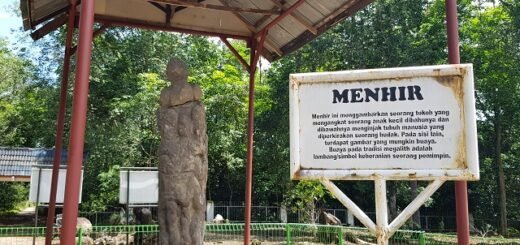 menhir di Situs Megalitikum Tinggi Hari I