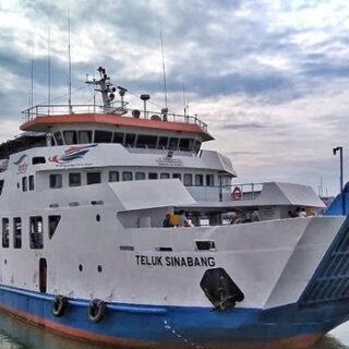 Kapal KMP Teluk Sinabang