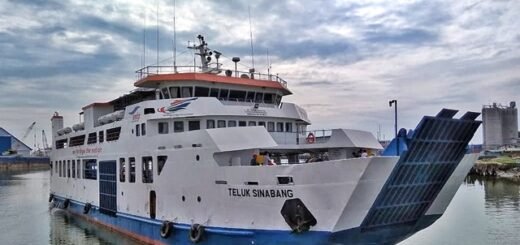 Kapal KMP Teluk Sinabang