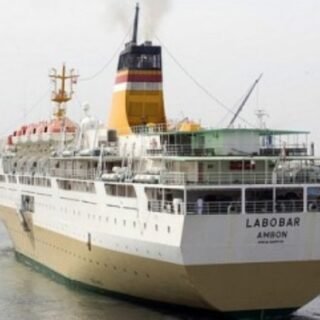 kapal pelni KM Labobar