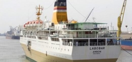 kapal pelni KM Labobar