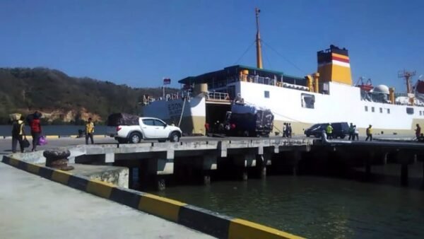 Kapal Pelni KM Egon