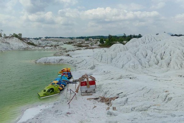 Danau Kaolin Air Bara Bangka dilengkapi wahana keluarga