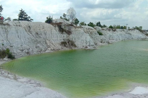 Danau Kaolin Air Bara Bangka punya 2 warna