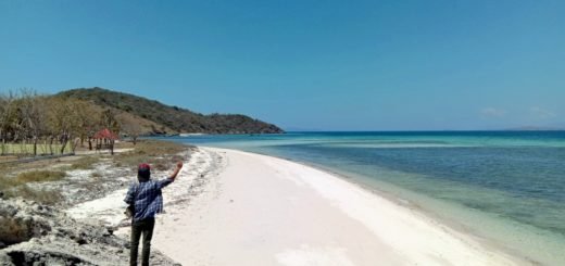 Pantai Pasir Putih di Sape Bima