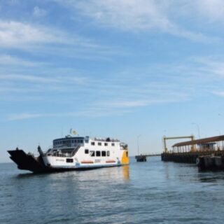 Kapal DDU dari Pelabuhan Jangkar Situbondo