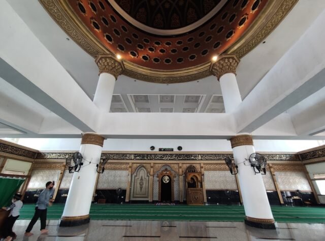 Interior di dalam Masjid Agung Oesman Al Khair Sukadana
