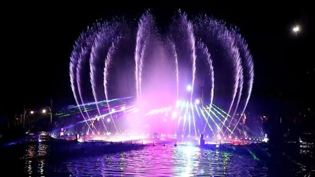 Air Mancur menari di Taman Pelangi Cirebon