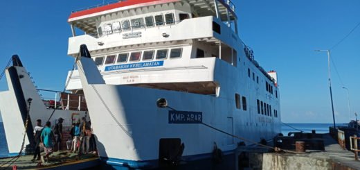 Kapal Fery dari Weda ke Pulau Gebe dan Patani
