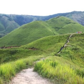 Jalan menuju Bukit Holbung