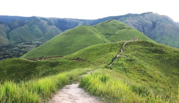 Jalan menuju Bukit Holbung
