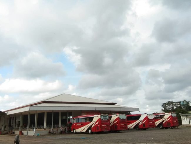 Bus Agramas sedang beristirahat di Rumah makan Kendhil Mas