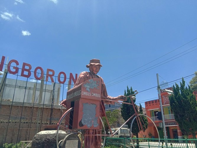 Patung Pedagang Ombus Ombus icon kota Siborongborong