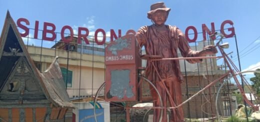 Patung Pedagang Ombus Ombus