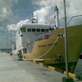kapal KM Bukit patung