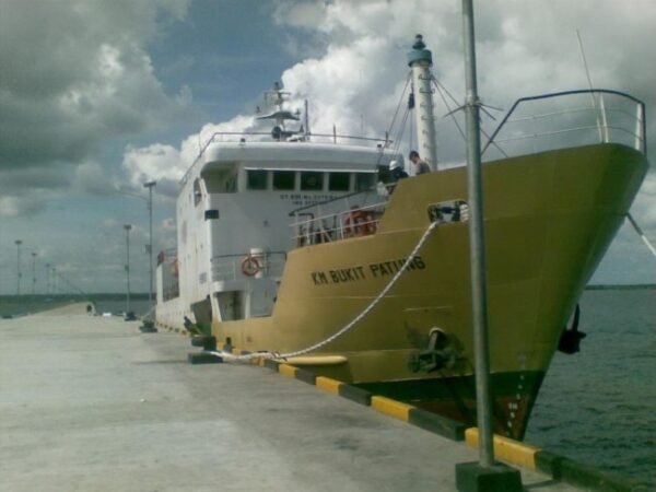 kapal KM Bukit patung
