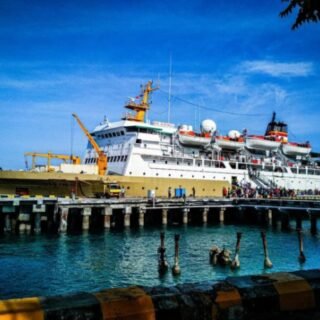 kapal pelni sirimau berlabuh di pelabuhan Tenau Kupang