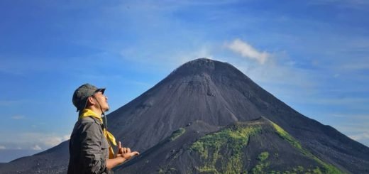 Gunung Soputan salah satu gunung di Sulawesi Utara