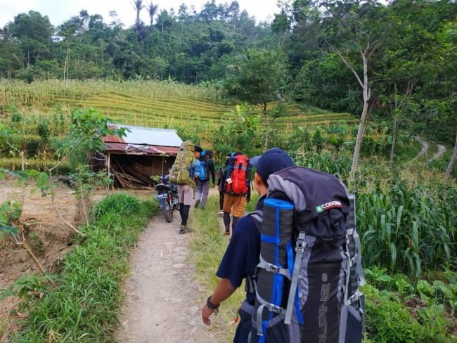 Jalur pendakian ke Bukit Pawuluhan Pekalongan