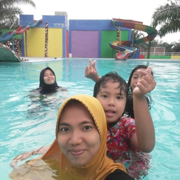 Kolam Renang di Taman Alamta Jaya