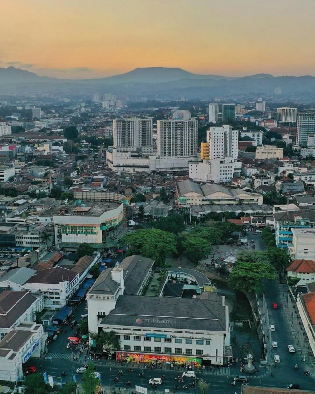 Kota Bandung, salah satu kota terbesar di pulau Jawa