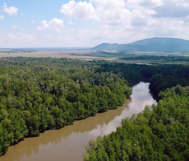 susur sungai di Taman Nasional Rawa Aopa Watumohai