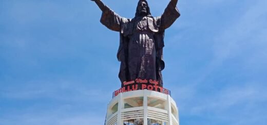 patung yesus di Taman Doa Gollu Potto