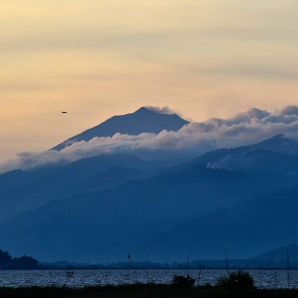 bukit barisan pulau sumatera