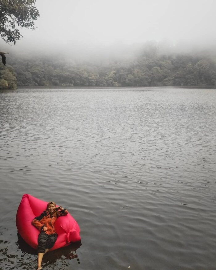 danau di puncak bukit daun