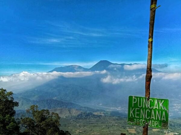 puncak gunung kencana