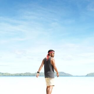 singlet dan celana pendek style liburan pria ke pantai