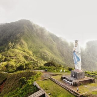 Patung Bunda Maria Di Bukit Wolowio