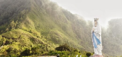 Patung Bunda Maria Di Bukit Wolowio