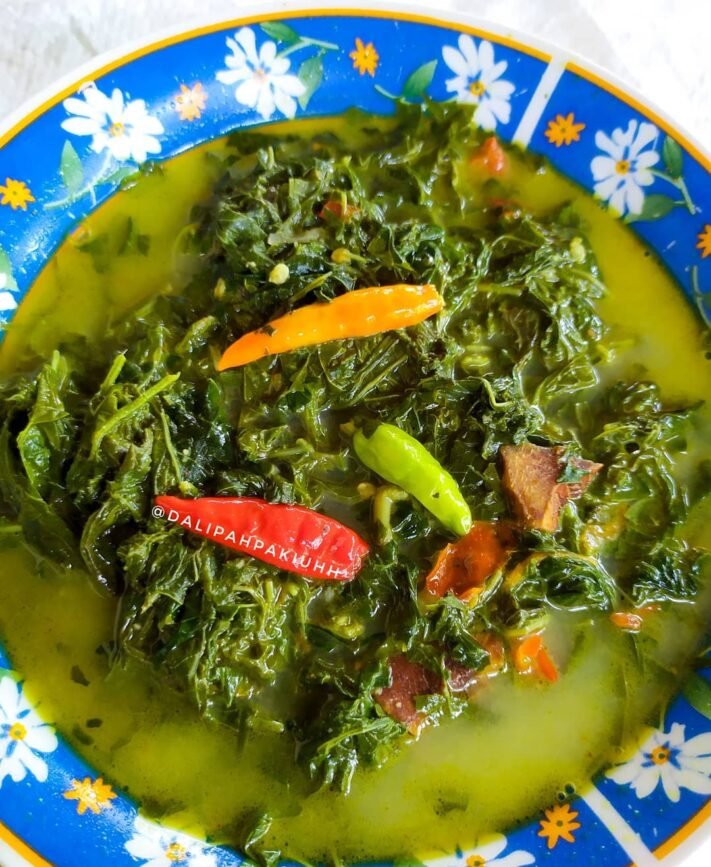 Daun singkong tumbuk