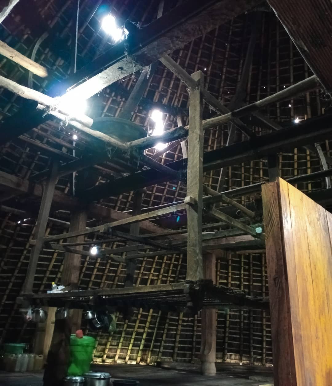 bagian dalam ruamh adat di kampung todo